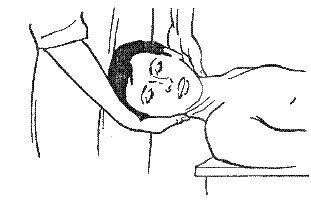 При показаниях, аналогичных последним двум приемам, выполняется мобилизация сочленения «затылок-атлас» с применением кивательного движения в сторону. Исходное положение пациента — на спине, руки вдоль туловища, голова и шея опираются о бедро врача. Произвести захват головы пациента таким образом, чтобы большие пальцы обеих рук лежали на ветвях нижней челюсти, а указательные пальцы захватывали затылочную кость и сосцевидные отростки. Затем выполнить полную ротацию головы в ту сторону, на которой будет производиться прием мобилизации