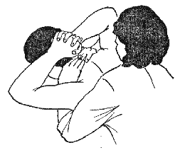 Исходное положение для пациента — сидя на кушетке, пальцы обеих рук, соединенные в замок, лежат на затылке. Врач должен встать за спиной пациента. Просунуть руки (со стороны груди) в пространство, образованное боковой поверхностью шеи, плечом и предплечьем пациента, и положить кисти на заднюю поверхность шеи больного. Указательный и средний пальцы обеих рук должны лежать на поперечном отростке вышележащего позвонка того сегмента, на который будет оказываться воздействие
