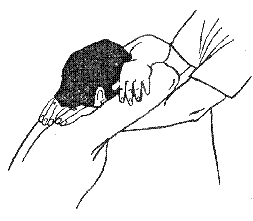 Пациент садится на кушетку, скрестив руки перед лбом. Левая его рука обхватывает правое плечо под локтевым суставом, а правая -левое плечо. Следует встать лицом к пациенту и провести кисти в промежуток между шеей и плечами пациента