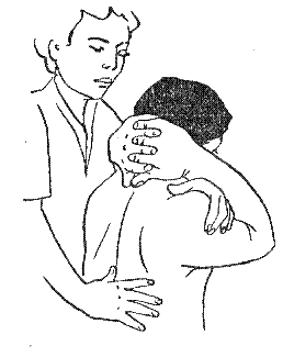Исходное положение пациента — сидя на кушетке «верхом», ноги располагаются по ее краям. Кисти рук, сцепленные в замок, лежат на затылочно-теменной области головы. Врач должен встать со спины пациента и чуть сбоку от него. Левую руку нужно подвести под подмышечную впадину левой руки пациента в пространство, образованное боковой поверхностью шеи пациента, его плечом и предплечьем, и обхватить правое плечо больного. Подушечку большого пальца правой руки следует установить перпендикулярно сбоку на остистый отросток нужного сегмента. Палец должен удерживать сегмент от смещений во время проведения приема мобилизации