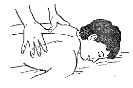 Исходное положение пациента — лежа на животе. Под грудь (на уровне нужного участка) необходимо положить небольшую подушку для обеспечения переднего сгибания. Руки должны быть вытянуты вдоль туловища, а кисти следует положить под таз. Врач должен встать сбоку от пациента, позади участка, на котором будет выполняться манипуляция. Большие пальцы обеих рук нужно положить на боковые поверхности двух соседних остистых отростков позвонков, из которых состоит данный сегмент