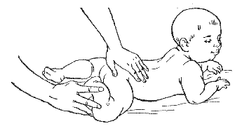 Для его выполнения следует большим и средним пальцем взять ребенка за пятки. При этом указательный палец массажиста должен находиться между ступнями малыша. Осторожно, но энергично согнуть ноги ребенка, а через 1-2 секунды — разогнуть. После выполнения этого движения 3-4 раза, ребенок оттолкнется от рук массажиста и самостоятельно поползет